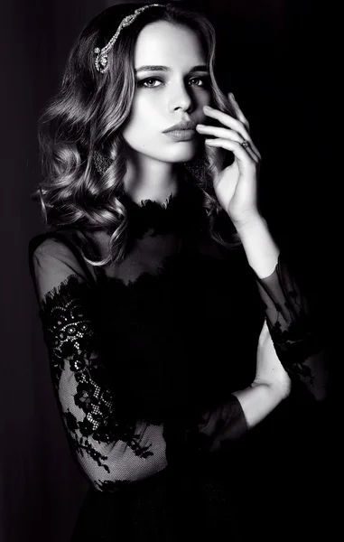 Vacker Sensuell kvinna med mörkt hår i elegant klänning — Stockfoto