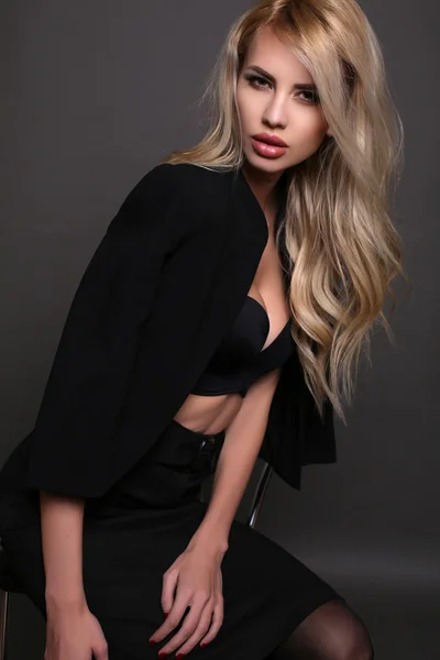 Zarif ceketli sarışın saçlı seksi güzel kadın — Stok fotoğraf
