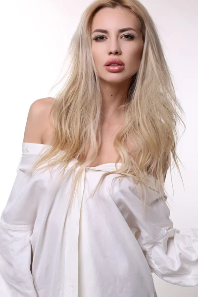 Sexy bela mulher com cabelo loiro na camisa masculina branca — Fotografia de Stock