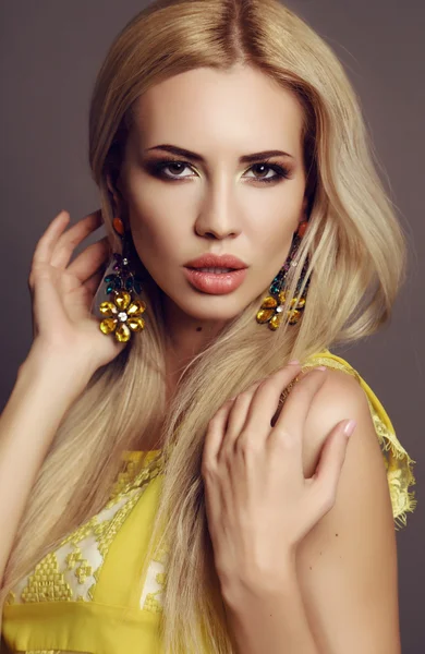 Sexy Frau mit blonden Haaren in elegantem Kleid mit hellem Make-up — Stockfoto