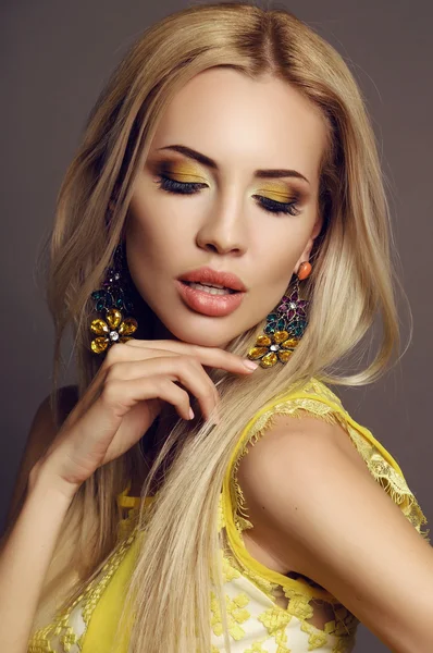 Sexig kvinna med blont hår i elegant klänning med ljusa makeup — Stockfoto