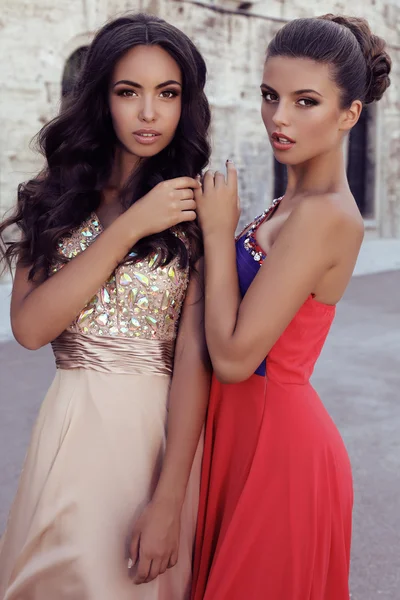 Deux belles filles aux cheveux foncés dans des robes de luxe — Photo