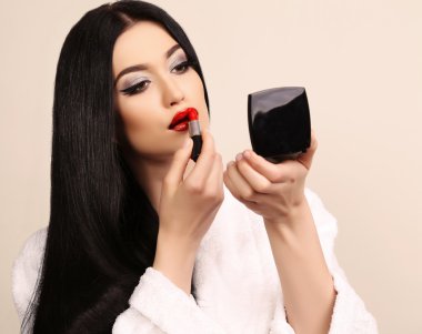 uzun siyah saçlı ve parlak makyaj güzel şehvetli kadın 