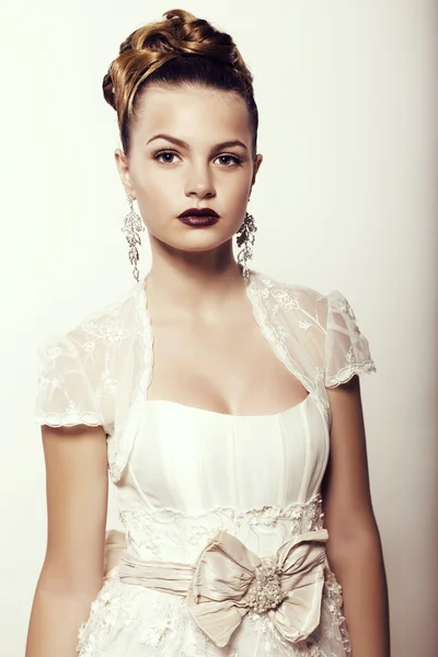 Young bride with elegant hairstyle,in luxurious wedding dress — Stock Photo, Image