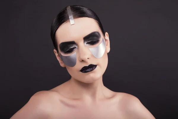 Mujer con cabello oscuro y maquillaje extraordinario metálico — Foto de Stock