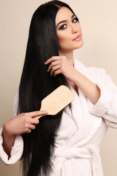 Schöne sinnliche Frau kämmt ihr luxuriöses gesundes Haar — Stockfoto