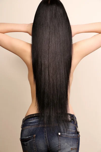 Vista posterior de la mujer sexy con lujoso cabello oscuro — Foto de Stock