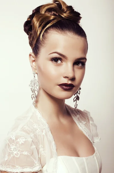 Young bride with elegant hairstyle,in luxurious wedding dress — Stock Photo, Image