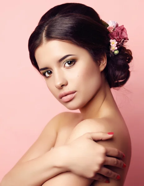 Junge Frau mit eleganter Frisur und Blumen-Accessoire — Stockfoto