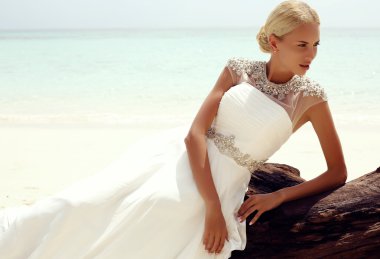 tropik sahilde poz zarif gelinlik güzel gelin 