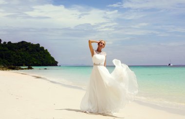 tropik sahilde poz zarif gelinlik güzel gelin 