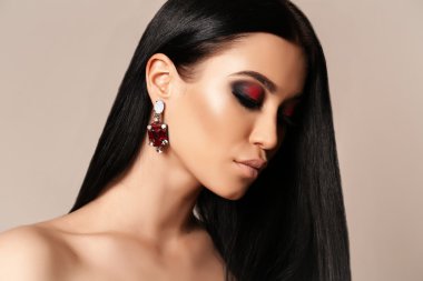 güzel şehvetli kadın siyah saçlı ve parlak makyaj ile  