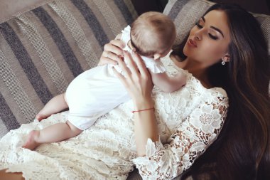 Onunla biraz bebek poz uzun siyah saçlı güzel genç anne      