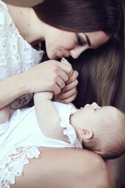 Onunla biraz bebek poz uzun siyah saçlı güzel genç anne      