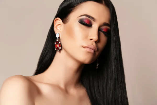 Krásná Smyslná žena s tmavými vlasy a světlý make-up — Stock fotografie