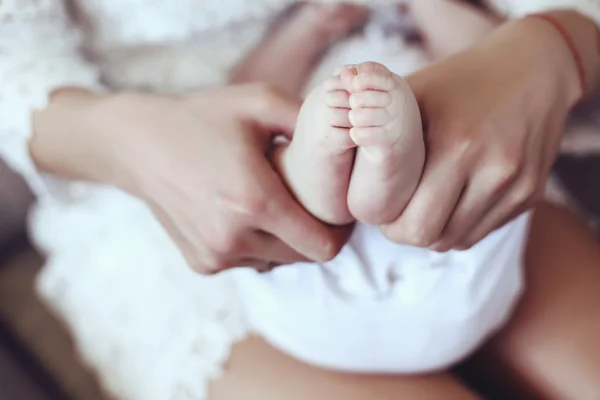 Photo of cute baby feets in mom hands — Stock Photo, Image