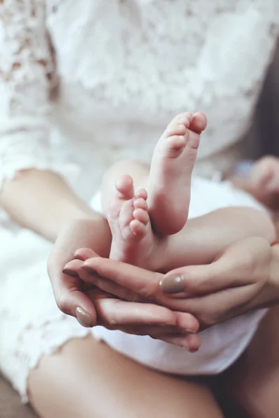 Zdjęcie ładny dziecka stopy w przetargu mama ręce — Zdjęcie stockowe