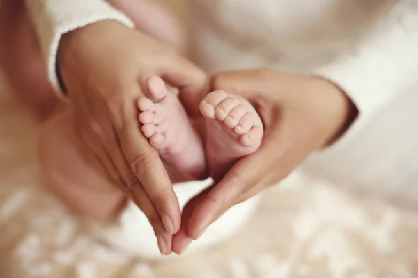 Şirin Bebe anne elinde ihale iç fotoğrafı — Stok fotoğraf