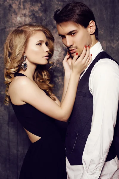Belo casal sensual em roupas elegantes posando em estúdio — Fotografia de Stock