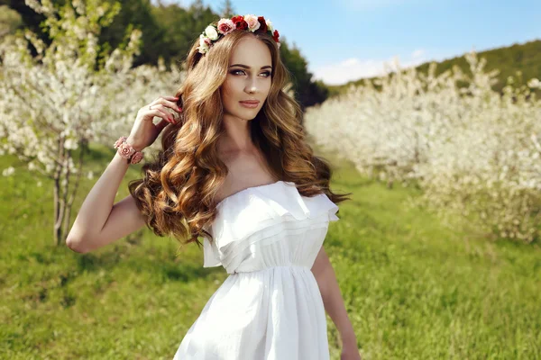 Bela mulher sensual com cabelo vermelho longo e cabeça de flor — Fotografia de Stock