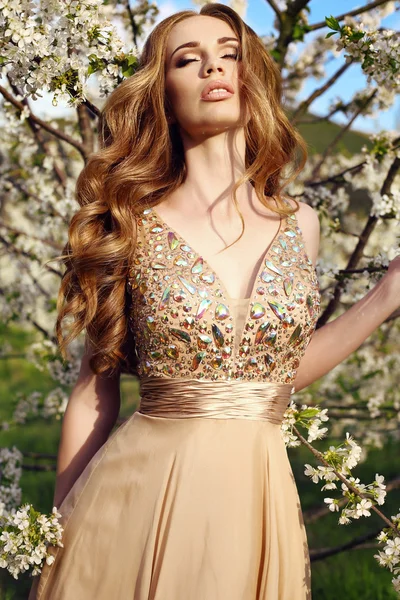 Érzéki nő hosszú vörös haja luxus sequin ruha — Stock Fotó