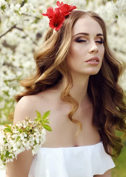 Bela mulher sensual com cabelo vermelho longo e cabeça de flor — Fotografia de Stock