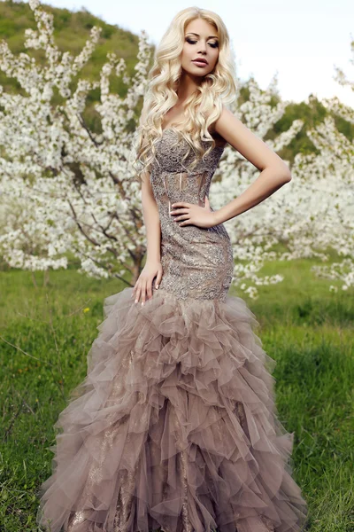 Sensuell kvinna med långa blonda hår i lyxiga paljett klänning — Stockfoto