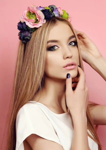 Parlak flower'ın kafa bandı ile uzun düz saçlı güzel genç kız — Stok fotoğraf