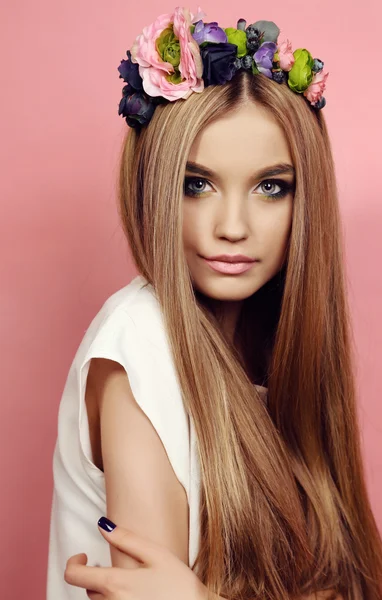 Hermosa joven con el pelo largo y liso con diadema de flor brillante — Foto de Stock