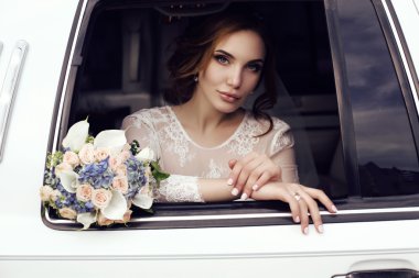 arabanın içinde poz lüks gelinlik koyu saçlı seksi gelin 