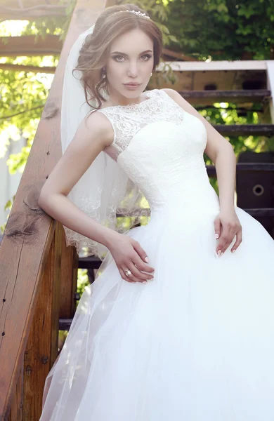 Gyönyörű érzéki menyasszony, Sötét haja, luxus csipke esküvői ruha — Stock Fotó