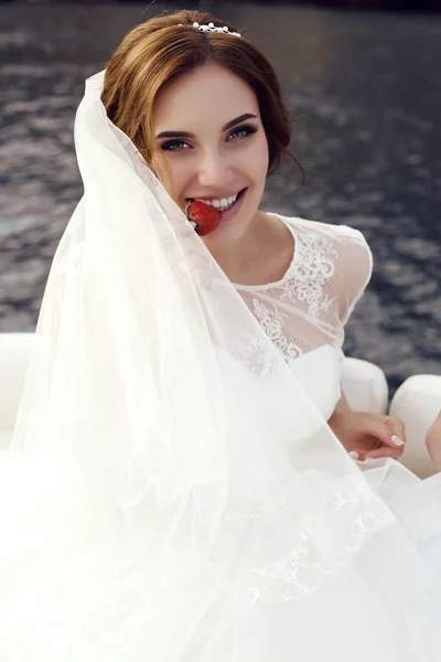Красивая чувственная невеста с темными волосами в роскошном кружевном свадебном платье — стоковое фото