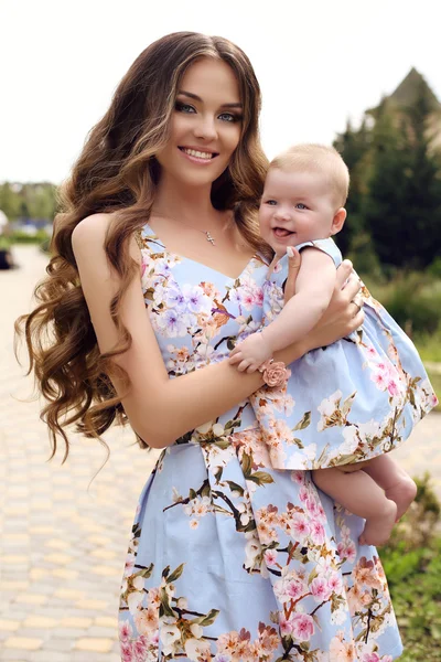 Como a mãe como a filha. família em vestidos semelhantes — Fotografia de Stock