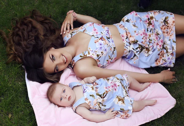 Comme une mère comme une fille. famille dans des robes similaires — Photo