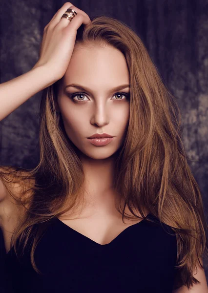 Siyah saçlı ve yeşil gözlü güzel genç kadın potrait  