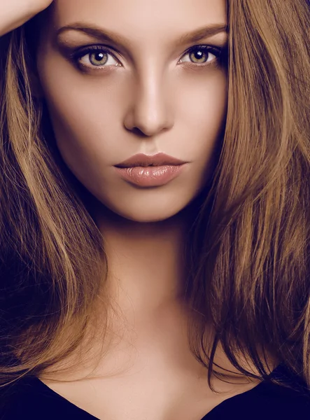 Potrait einer schönen jungen Frau mit dunklen Haaren und grünen Augen — Stockfoto