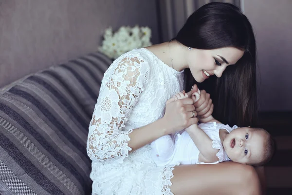 Lüks siyah saçlı ve küçük bebeği ile güzel annem — Stok fotoğraf