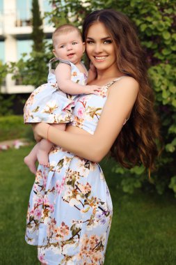 kızı gibi anne gibi. güzel aile benzer elbiseler  