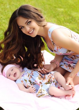 kızı gibi anne gibi. güzel aile benzer elbiseler  