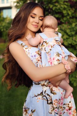 kızı gibi anne gibi. güzel aile benzer elbiseler  