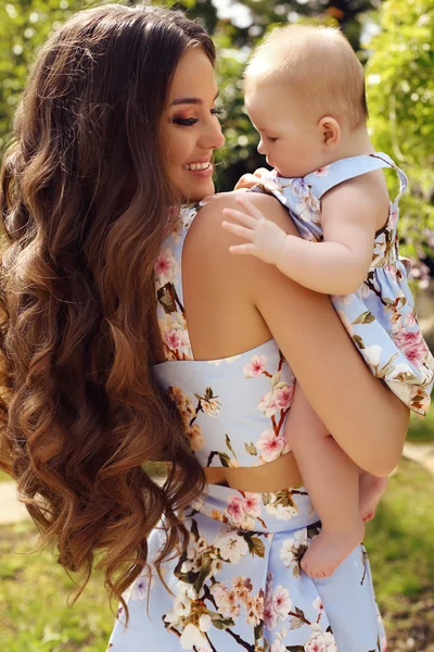 Como a mãe como a filha. bela família em vestidos semelhantes — Fotografia de Stock