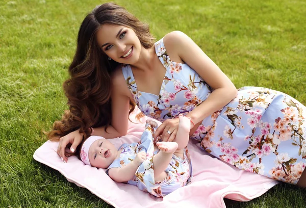 Como a mãe como a filha. bela família em vestidos semelhantes — Fotografia de Stock