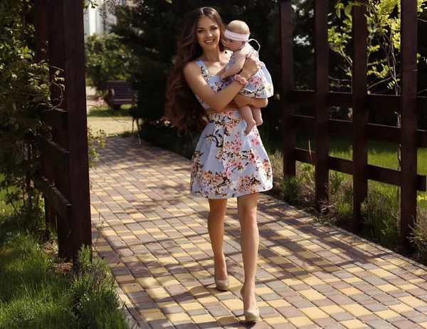 Comme une mère comme une fille. belle famille dans des robes similaires — Photo