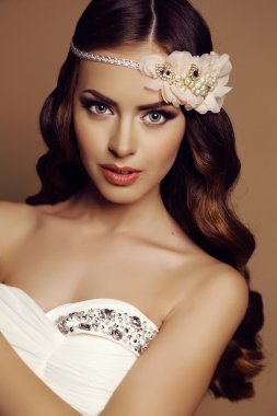 koyu saç ve aksesuarları ile parlak makyaj ile kız 