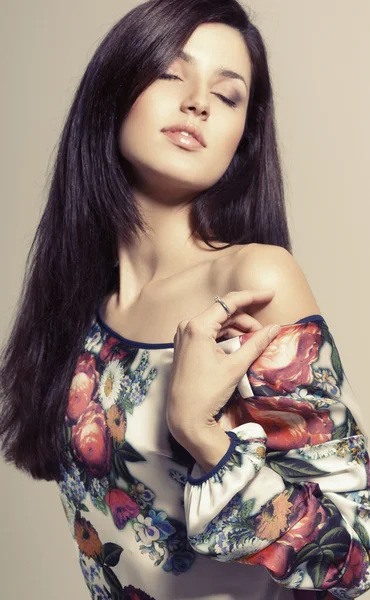 Schöne Frau mit langen dunklen Haaren posiert im Studio — Stockfoto