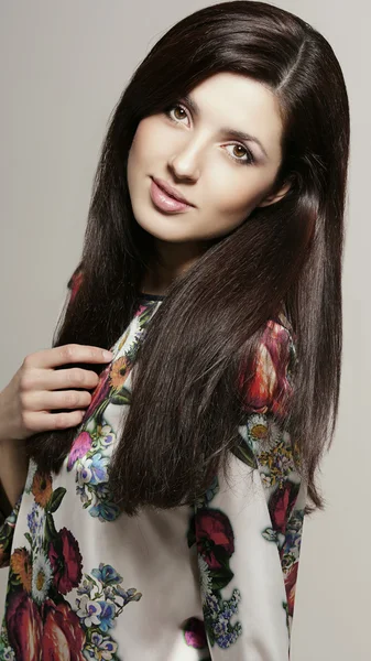 Schöne Frau mit langen dunklen Haaren posiert im Studio — Stockfoto