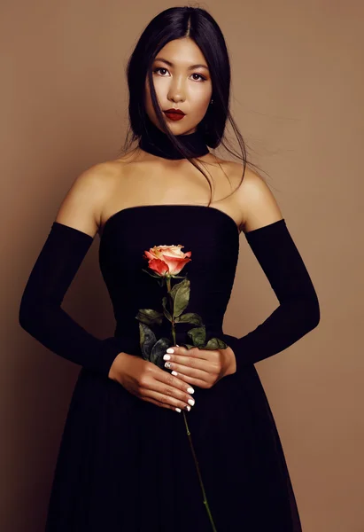 Portret studio moda piękne azjatyckie dziewczyny z długimi włosami nosi elegancka czarna sukienka — Zdjęcie stockowe