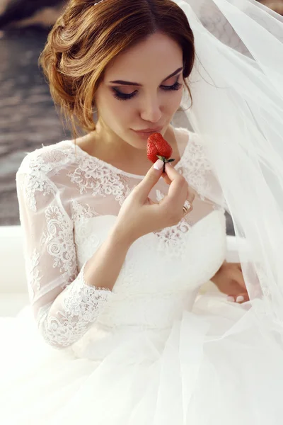 Novia con cabello oscuro en lujoso vestido de novia de encaje posando en yate —  Fotos de Stock