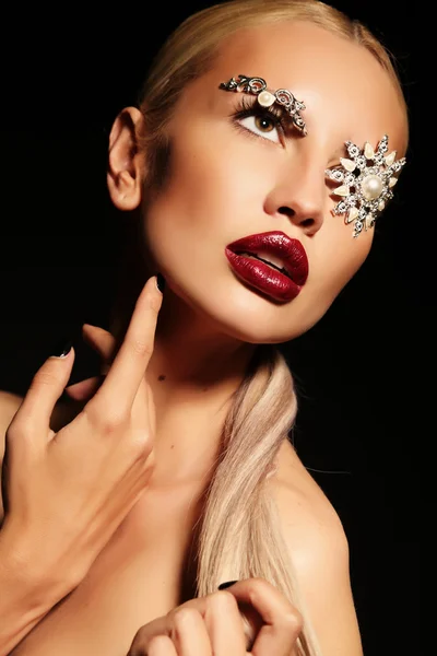 Сексуальная блондинка с фантастическим макияжем с бижутерией — стоковое фото