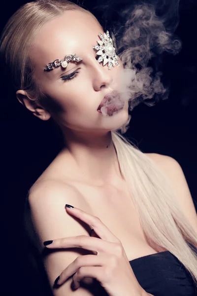 Сексуальная блондинка с фантастическим макияжем с бижутерией — стоковое фото